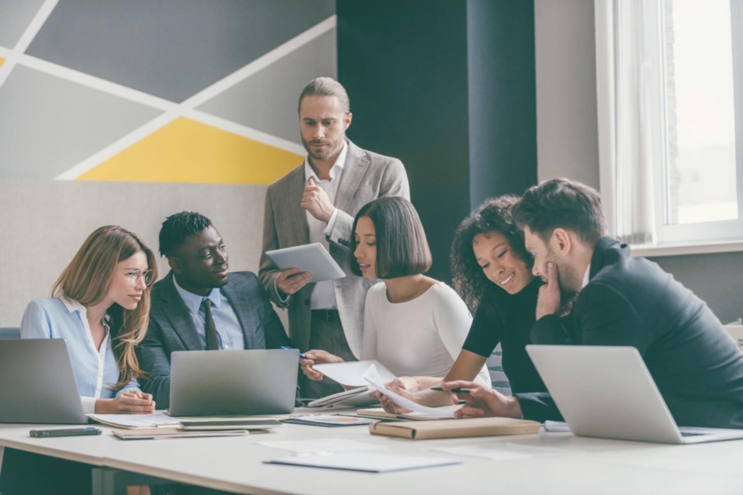 Financiële categorie-oefening met verschillende uitgavenkaarten